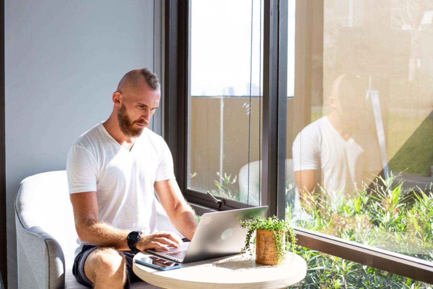 Momenti di scrittura creativa durante le sessioni di lavoro