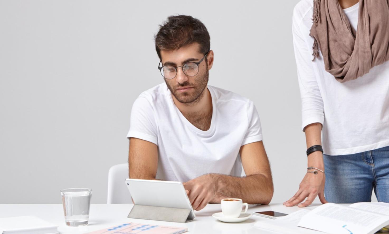 Sessione di lavoro di gruppo su scrittura comica con appunti e materiali di analisi