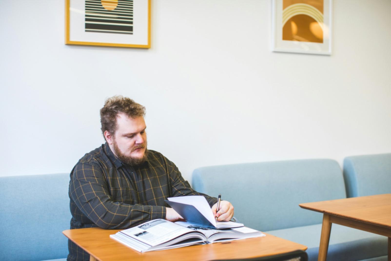 Studenti durante sessione pratica di scrittura comica