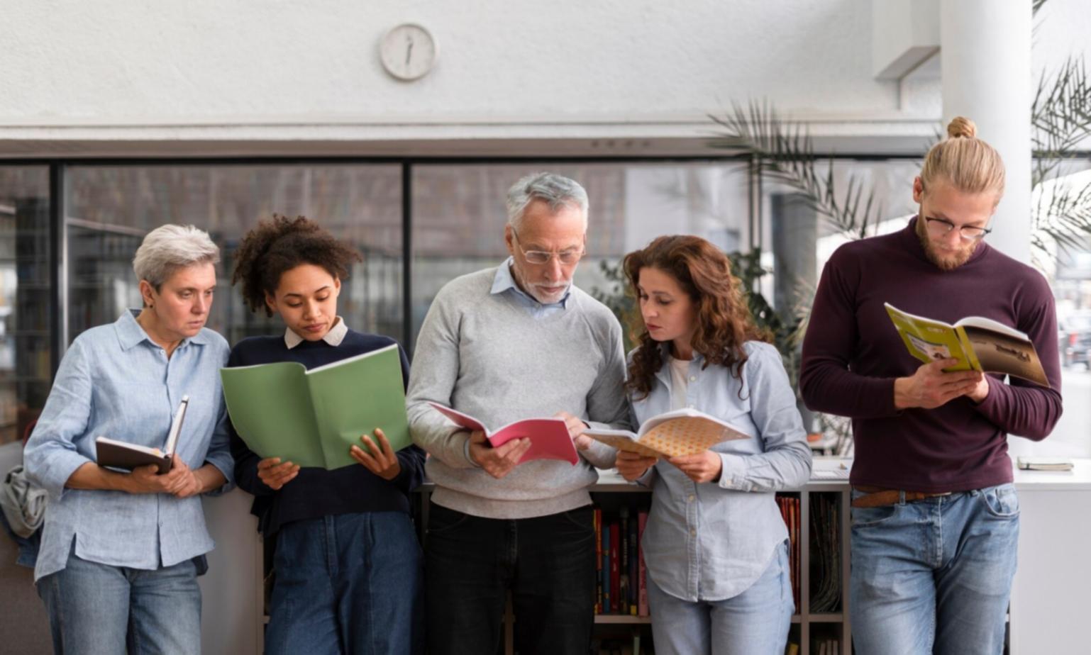 Gruppo di studenti che discute sviluppo personaggi
