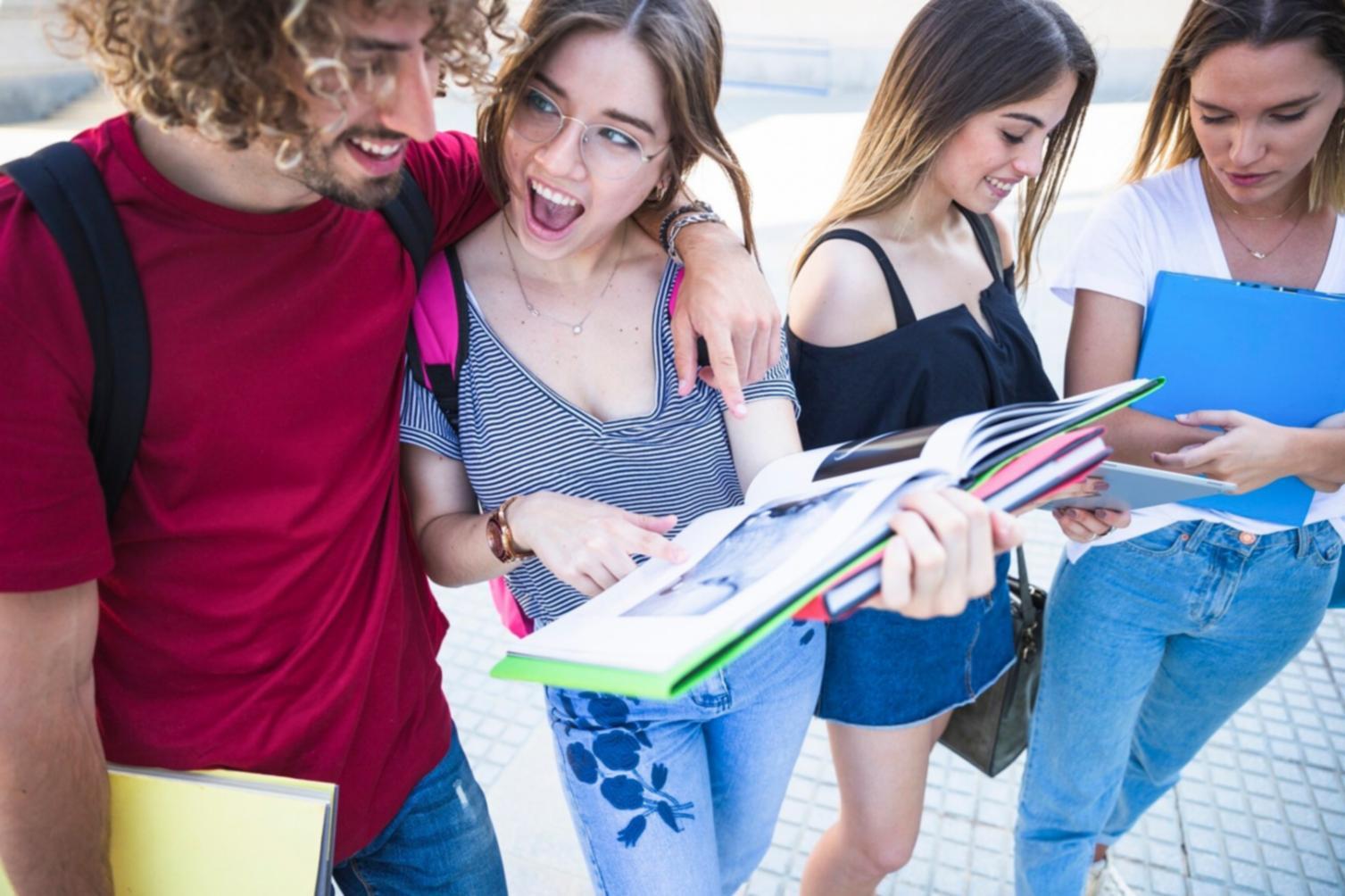 Sessione di scrittura collaborativa con studenti del corso di comedy writing